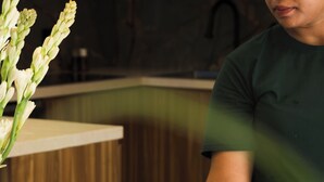Ein Esstisch mit Geschirr, Gläsern und Besteck.