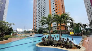 Hồ bơi ngoài trời