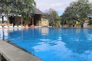 Outdoor pool - Maruti Beach Villa (Klungkung)