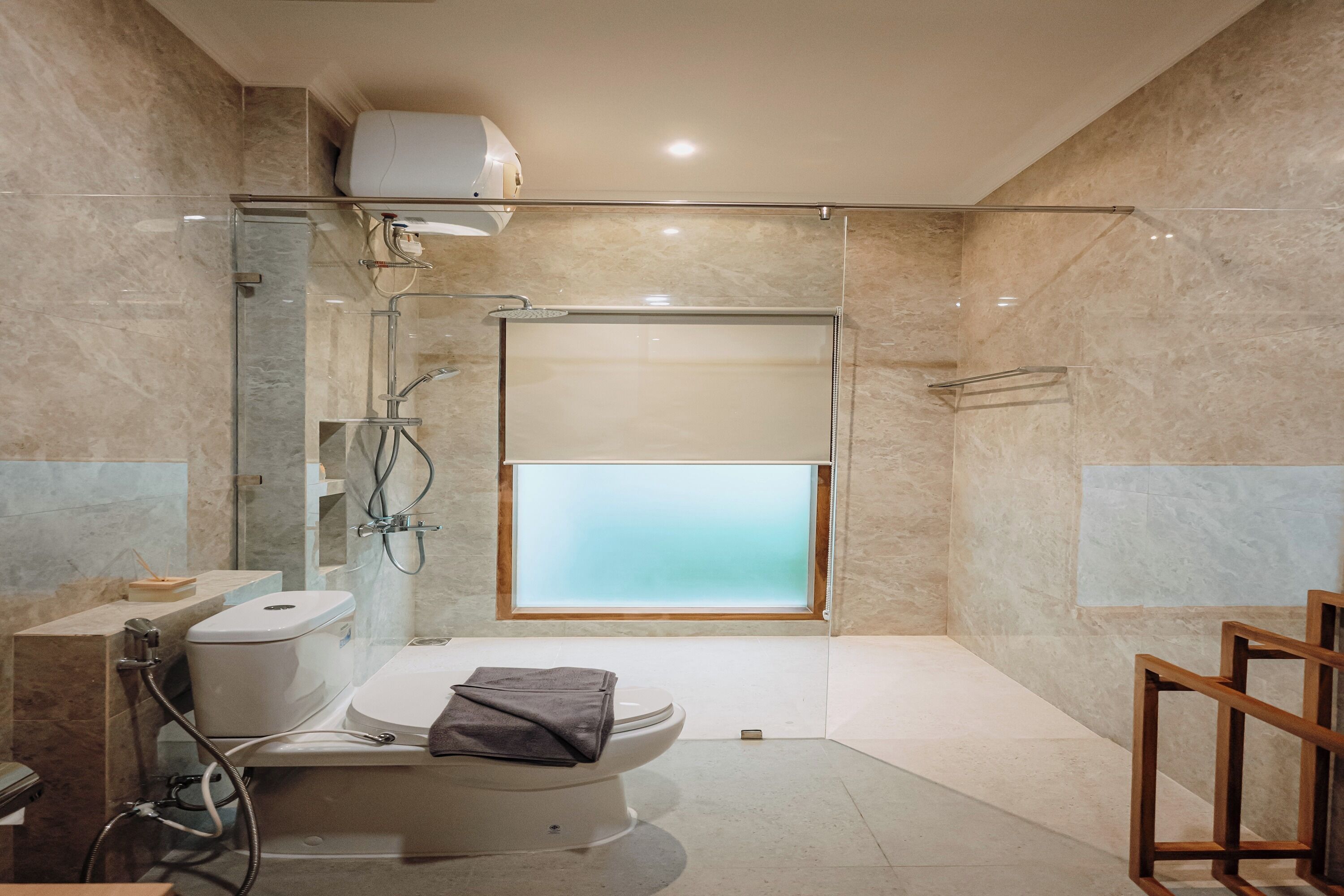 Un baño moderno con cabina de ducha de vidrio, inodoro y bidé.