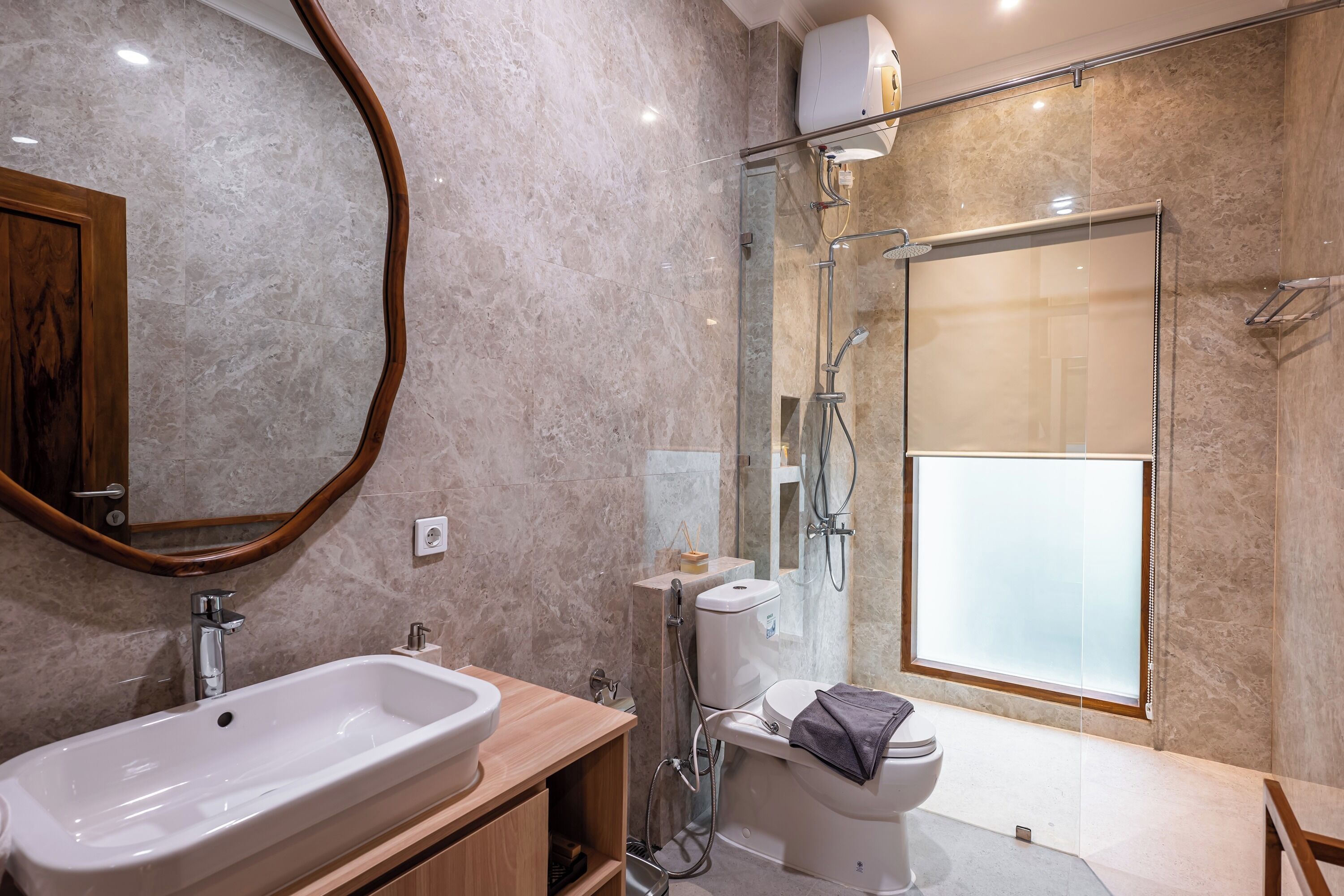 Douche, douche à « effet pluie », articles de toilette gratuits