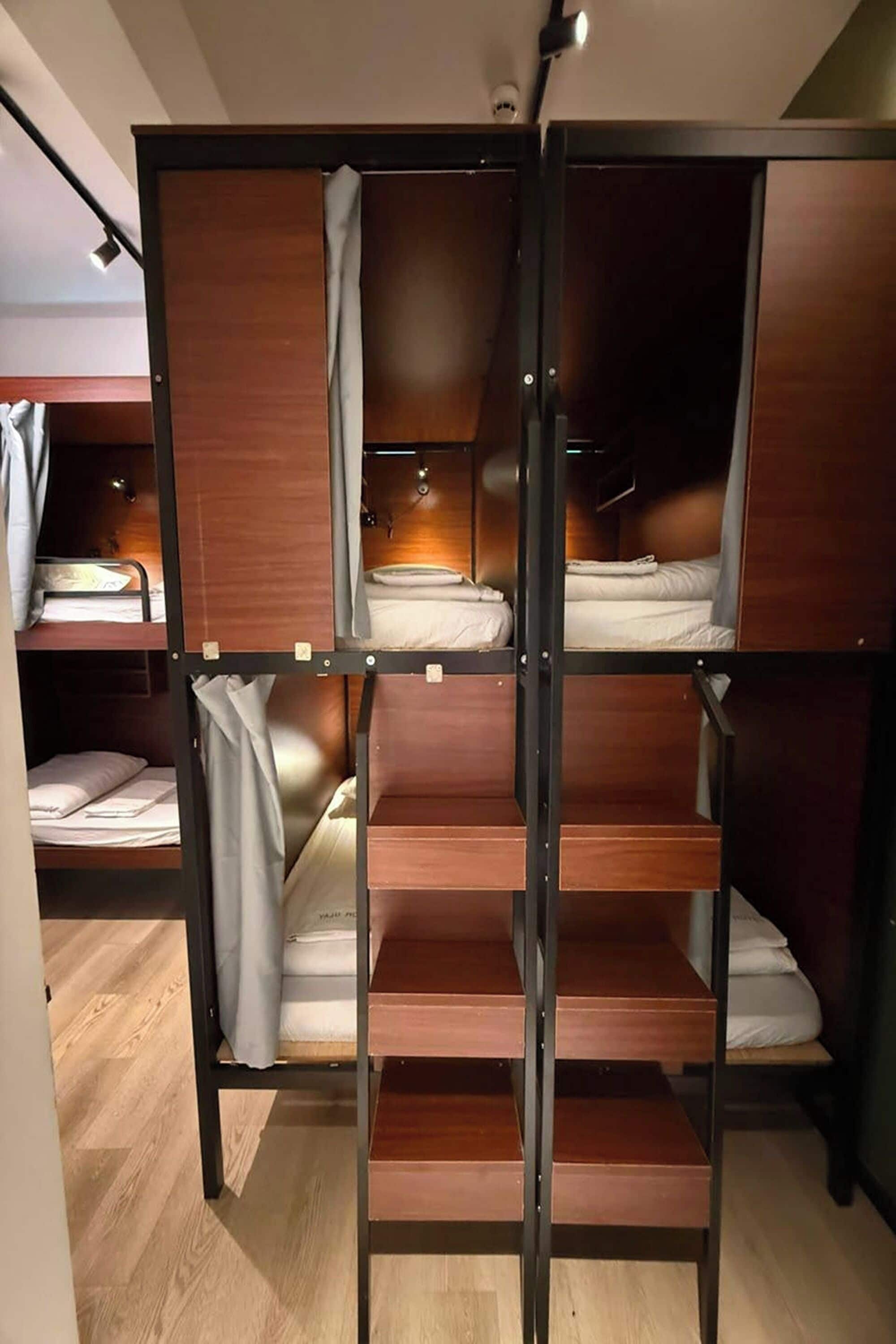 Habitación con literas, paneles de madera y estructura metálica.