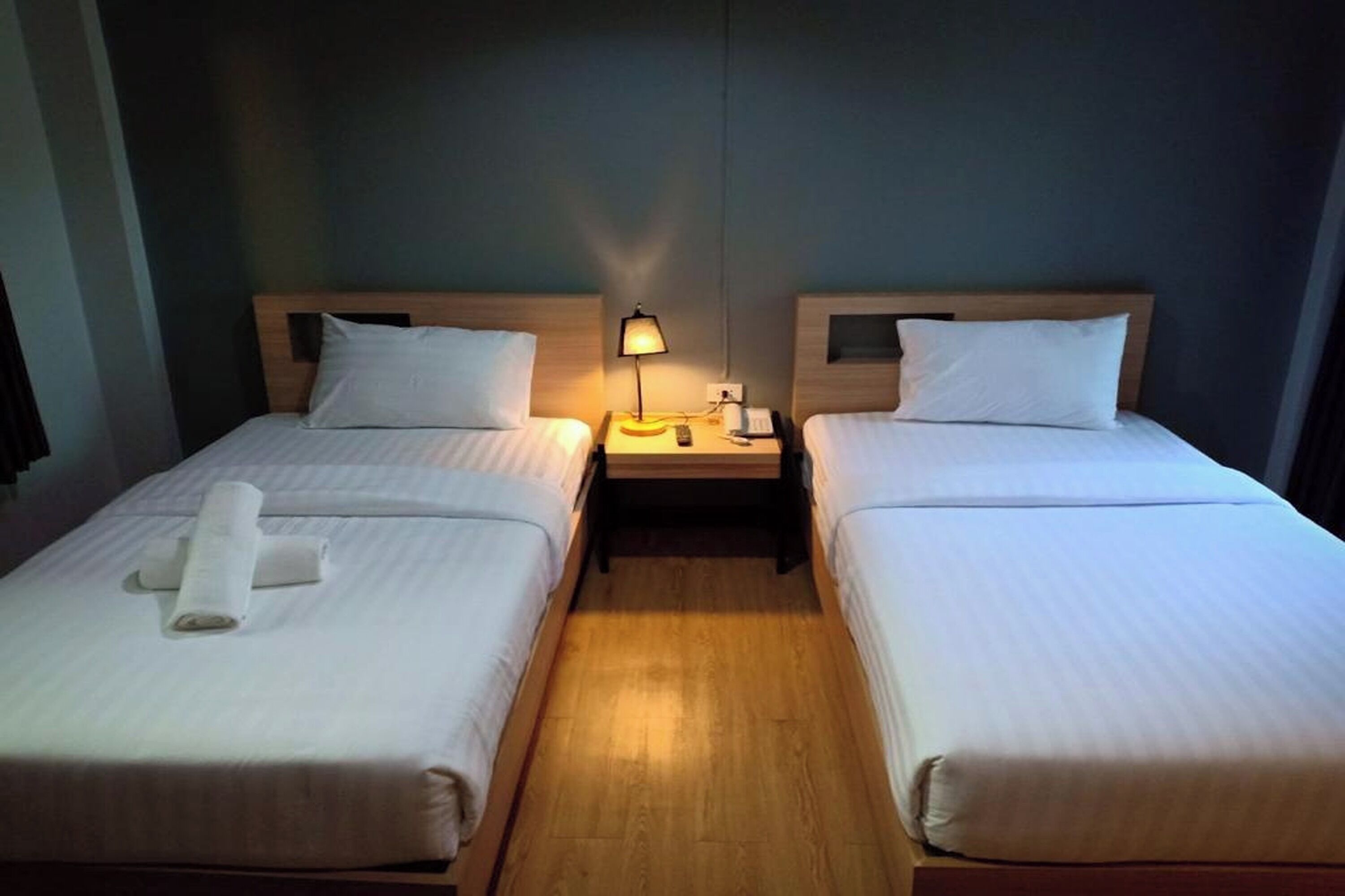 Minibar con artículos gratuitos, escritorio, wifi gratis y ropa de cama 