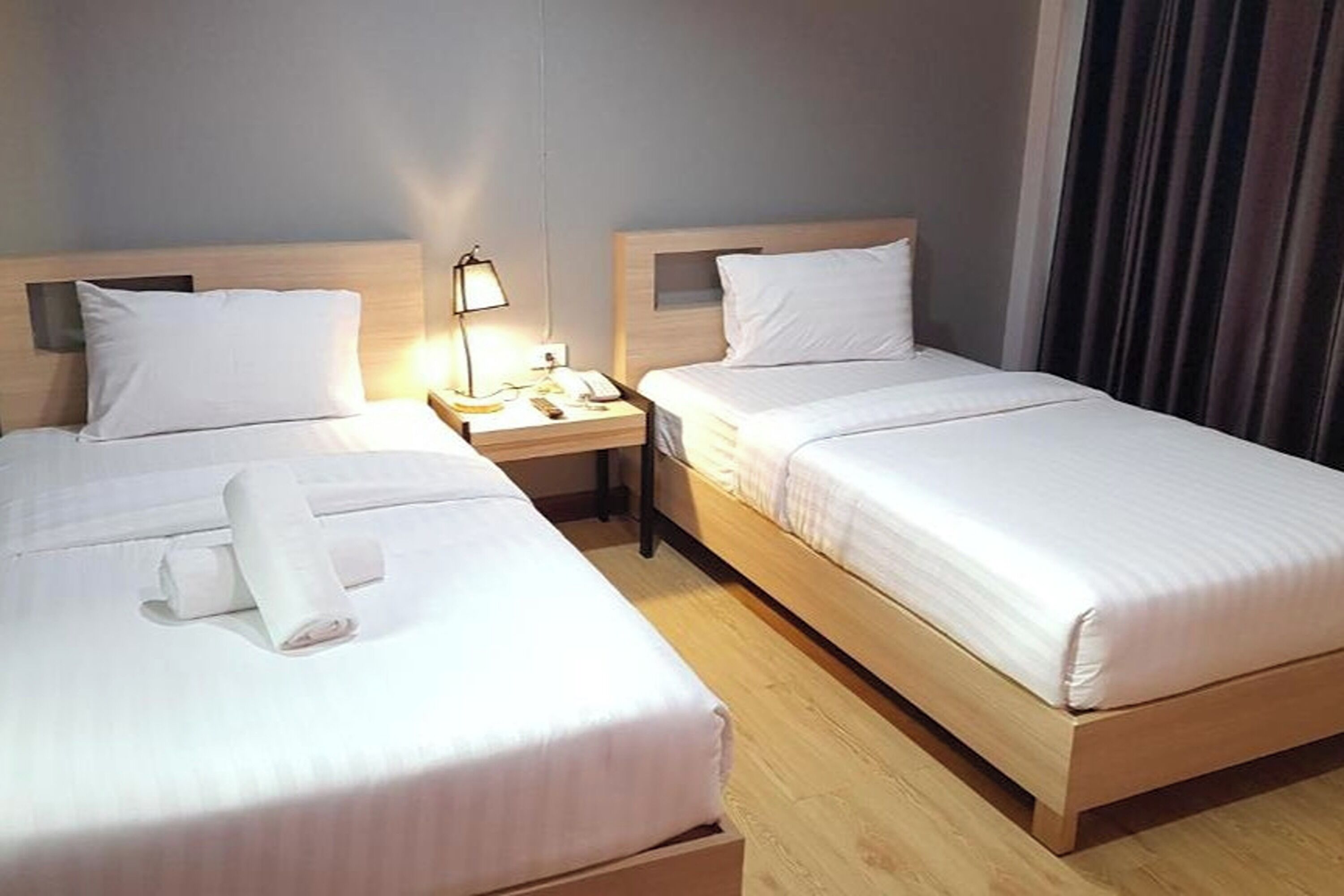 Deluxe Twin Room | Minibar (free items), desk, WiFi (free), bed sheets