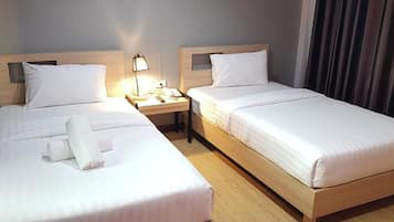 Deluxe Twin Room | Minibar (free items), desk, WiFi (free), bed sheets