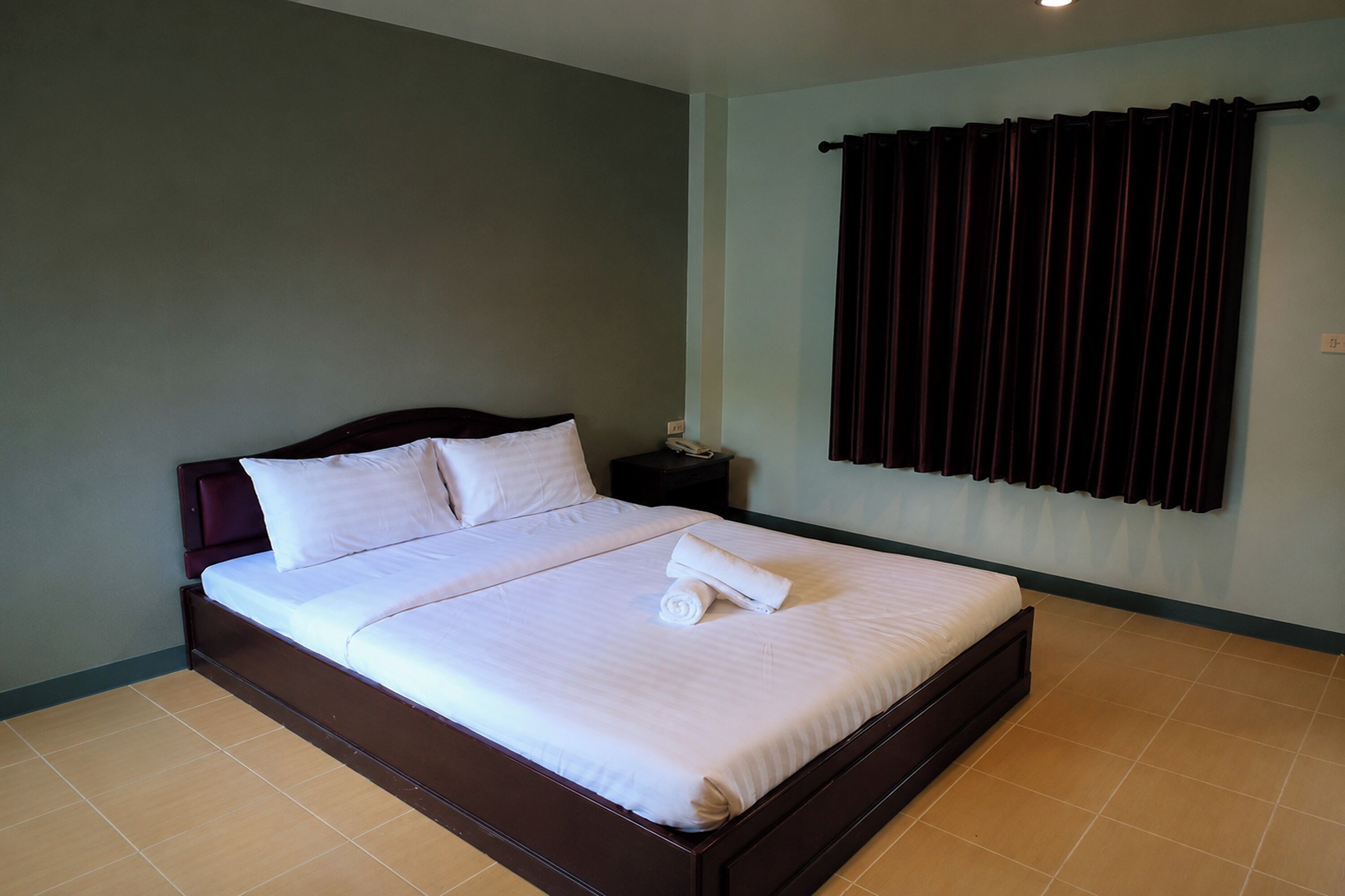 Minibar con artículos gratuitos, escritorio, wifi gratis y ropa de cama 