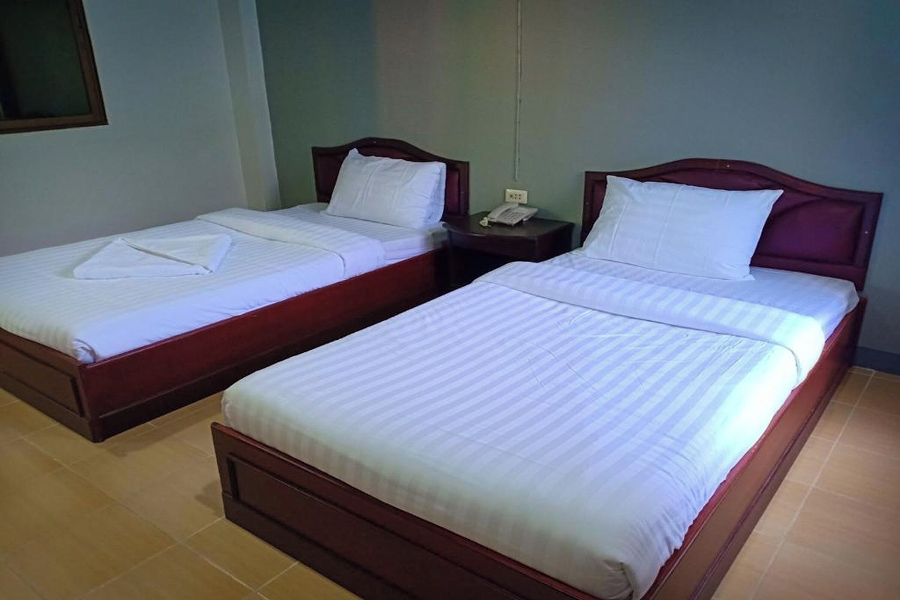 Minibar con artículos gratuitos, escritorio, wifi gratis y ropa de cama 