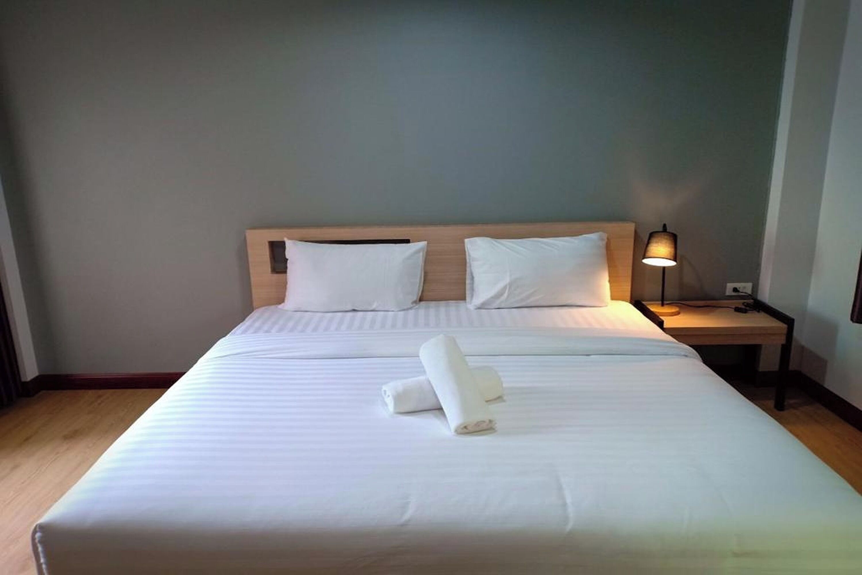 Minibar con artículos gratuitos, escritorio, wifi gratis y ropa de cama 