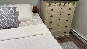 2 bedrooms, WiFi (free), bed sheets
