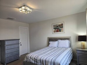 5 habitaciones, tabla de planchar con plancha, wifi y ropa de cama 