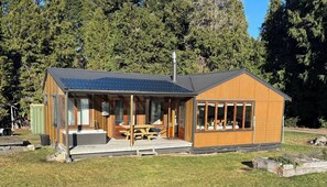 Exterior - Cosy cottage with beautiful mountain view. Close to town and Carrot Park. (Ohakune)