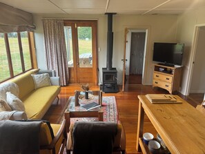 Living area - Cosy cottage with beautiful mountain view. Close to town and Carrot Park. (Ohakune)