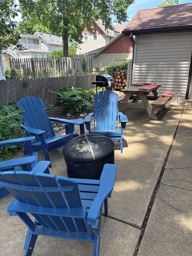 Charming 2-bedroom Craftsman close to downtown Appleton perfect for relaxing