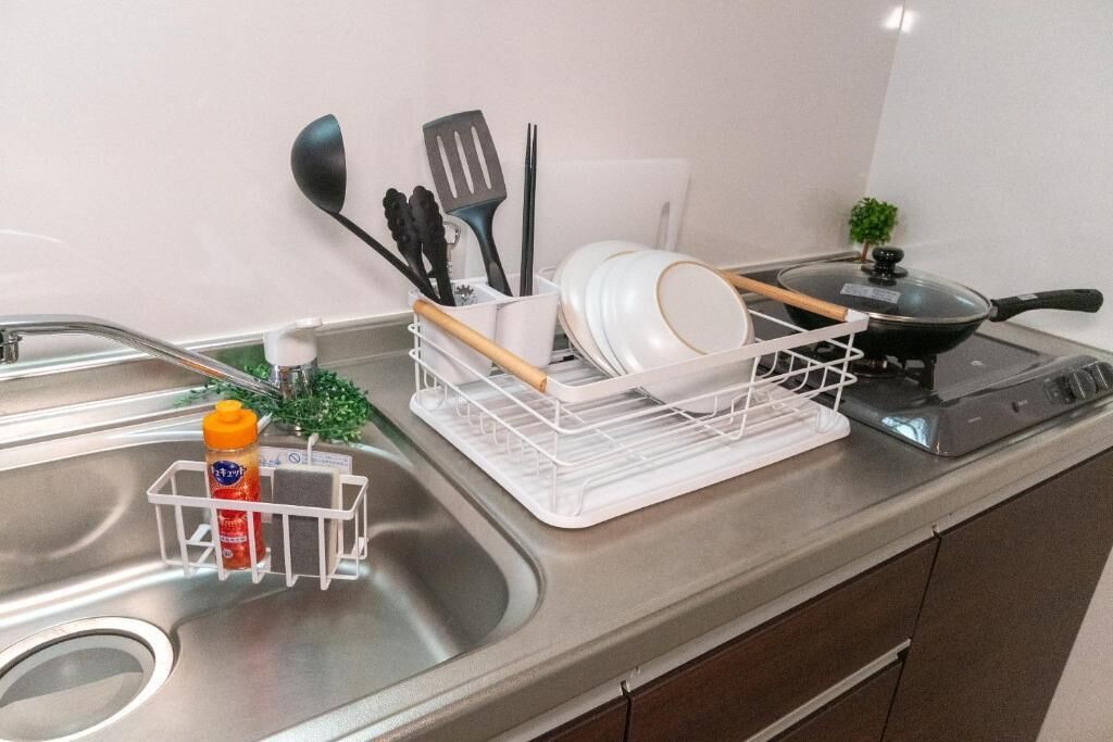 Lemari es, microwave, kompor, dan peralatan masak/sendok-piring