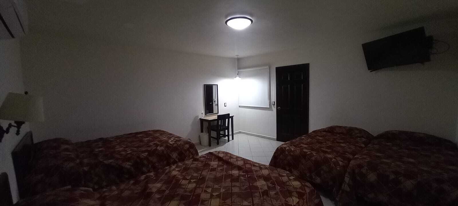 Habitación cuádruple estándar | Escritorio, espacio para trabajar con un portátil, wifi gratis