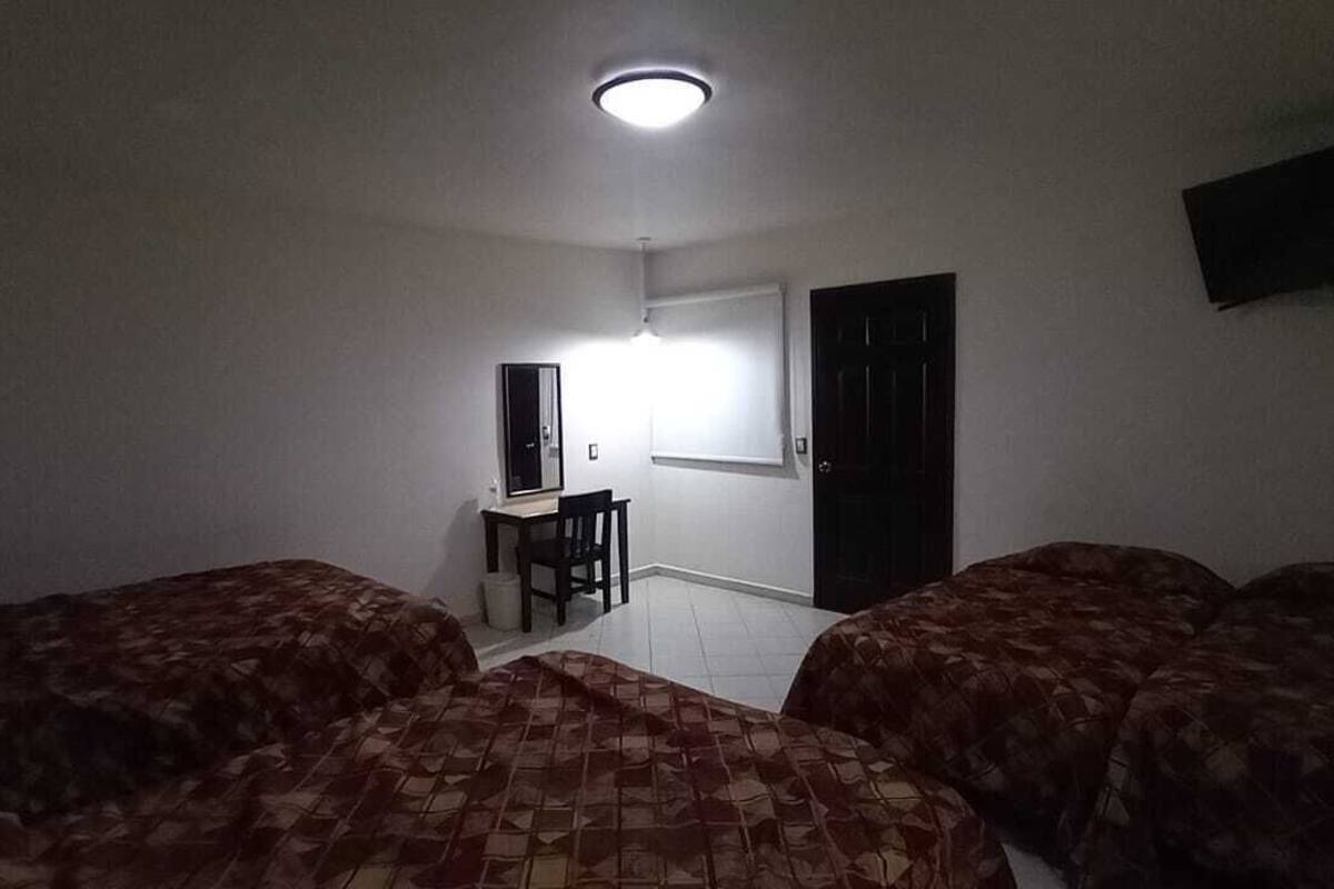 Habitación cuádruple estándar | Escritorio, espacio para trabajar con un portátil, wifi gratis