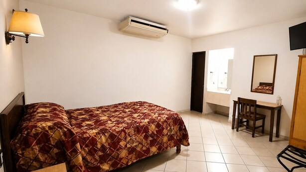 Standard Single Room, Courtyard View | Desk, laptop workspace, free WiFi - Hotel Flores Hills (Monclova)