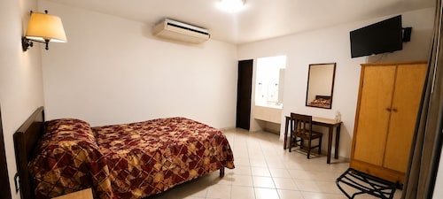 Hotel Flores Hills