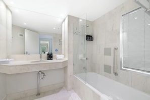 Bathroom - Cozy 2 Double-bed Hotel Room | Max 4 guests (Surfers Paradise)