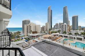 Pool - Cozy 2 Double-bed Hotel Room | Max 4 guests (Surfers Paradise)