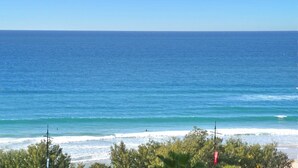 A beach with clear blue water and a view of the ocean. - Cozy 2 Double-bed Hotel Room | Max 4 guests (Surfers Paradise)