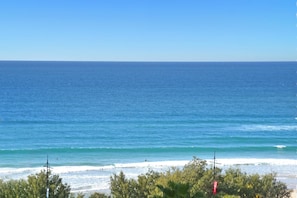 A beach with clear blue water and a view of the ocean. - Cozy 2 Double-bed Hotel Room | Max 4 guests (Surfers Paradise)