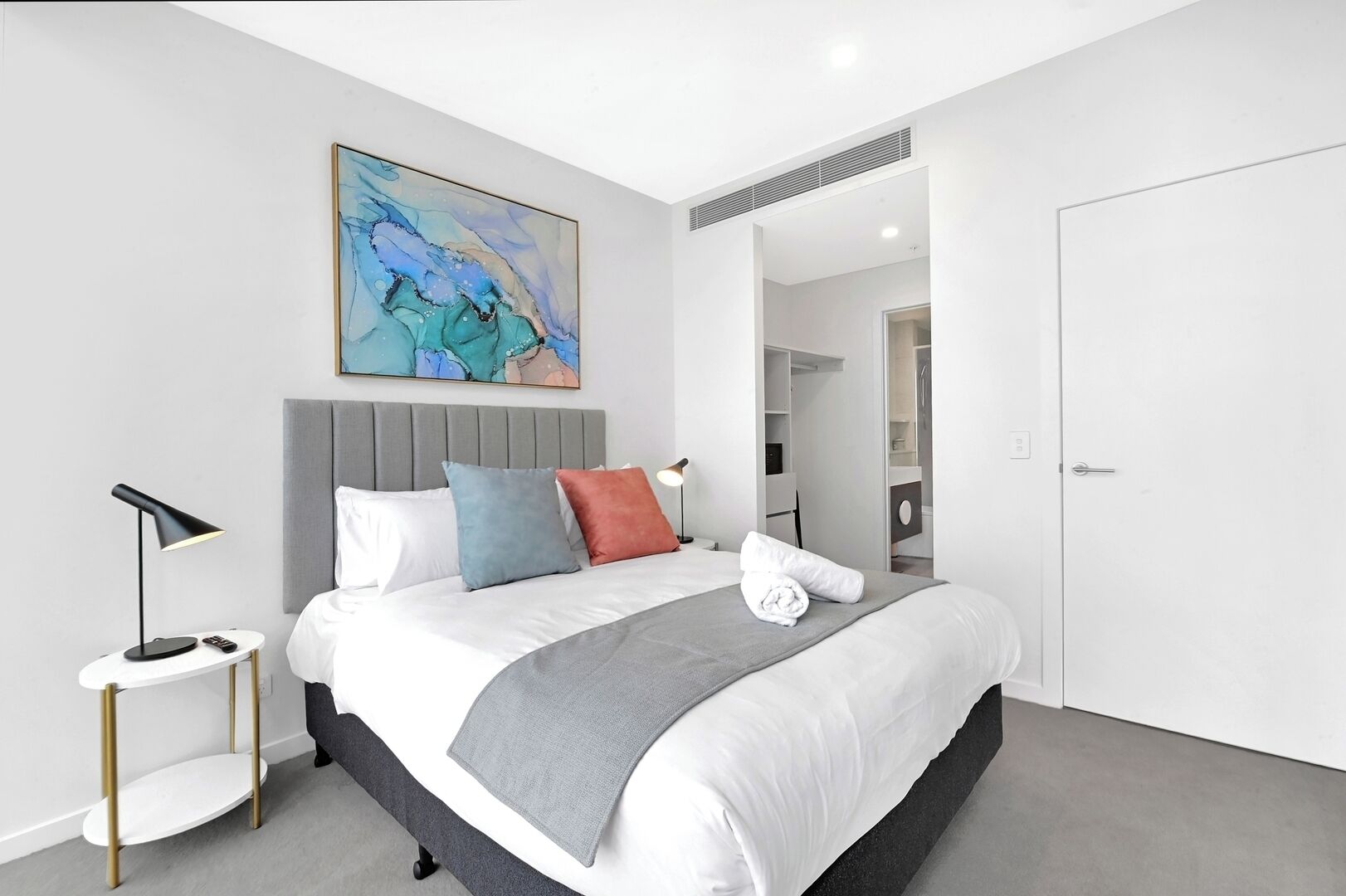 2 bedrooms, desk, iron/ironing board, WiFi