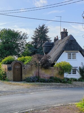 A traditional thatched-roof house with a brick wall and a wooden gate. - 2BR Cottage for up to 2 adults, 2 children and dogs (Wiltshire)