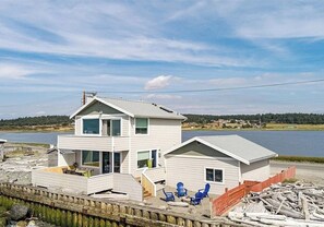 Exterior - Adorable 2-bedroom beachfront house, perfect for relaxing and pet friendly (Oak Harbor)