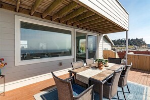 Outdoor dining - Adorable 2-bedroom beachfront house, perfect for relaxing and pet friendly (Oak Harbor)
