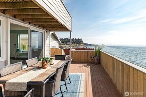 Outdoor dining - Adorable 2-bedroom beachfront house, perfect for relaxing and pet friendly (Oak Harbor)
