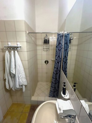 Bathroom - Relax in this peaceful setting close to the beach (Potrero)