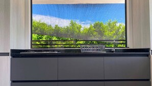 Una cocina con ventana que da a un jardín.