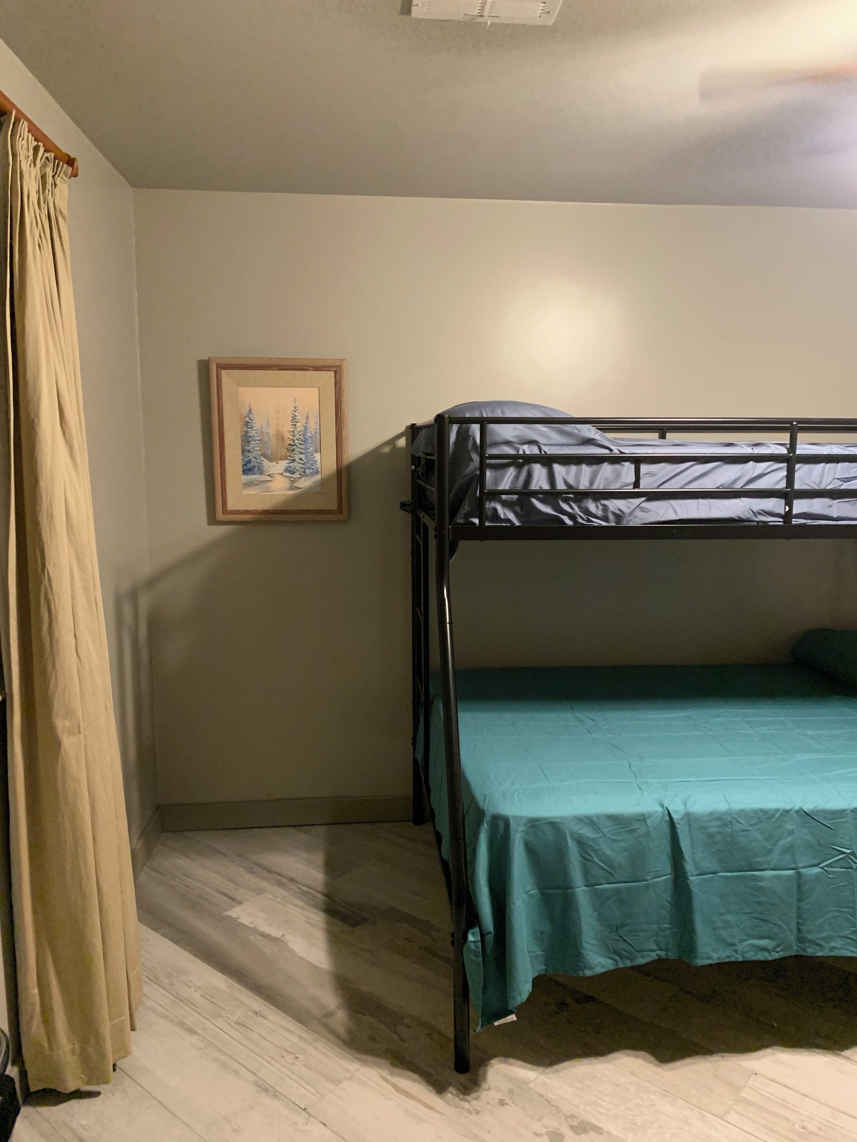 4 bedrooms, desk, WiFi (free), bed sheets