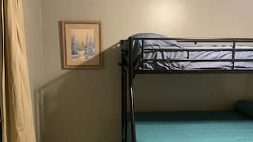 4 bedrooms, desk, WiFi (free), bed sheets