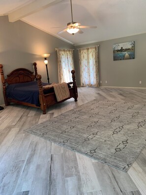 4 habitaciones, escritorio, wifi gratis y ropa de cama
