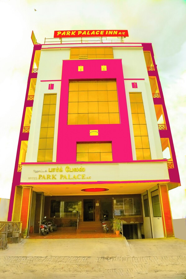 A multi-story building with a sign reading 'Park Palace Inn A/C.'