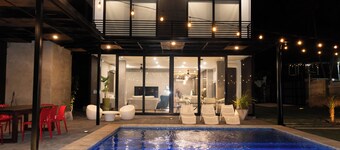 Gorgeous home with direct access to the Ocean