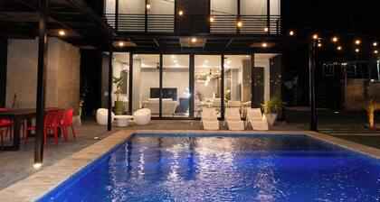 Gorgeous home with direct access to the Ocean