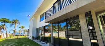 Gorgeous home with direct access to the Ocean
