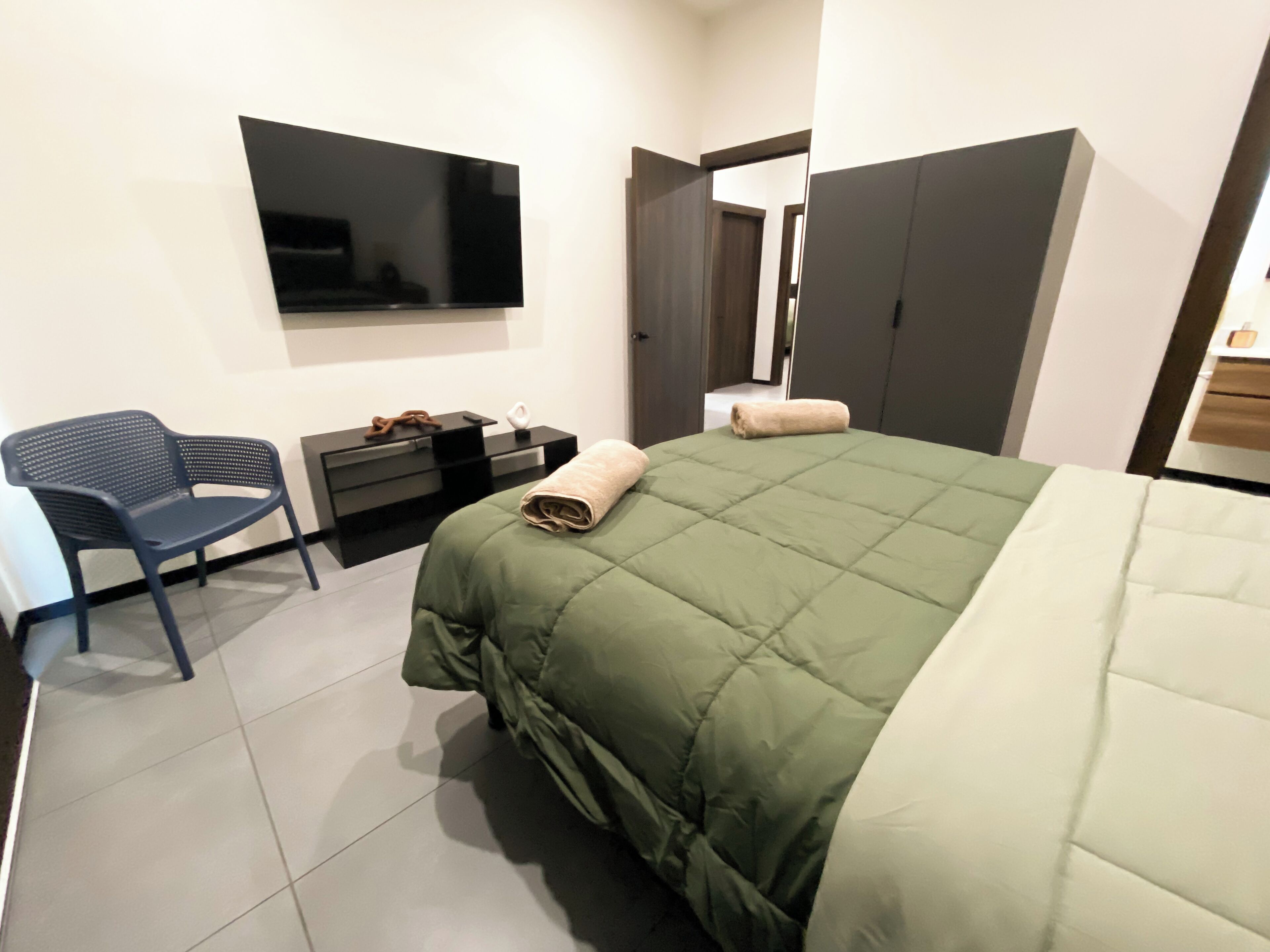 4 slaapkamers, een strijkplank/strijkijzer, gratis wifi, beddengoed