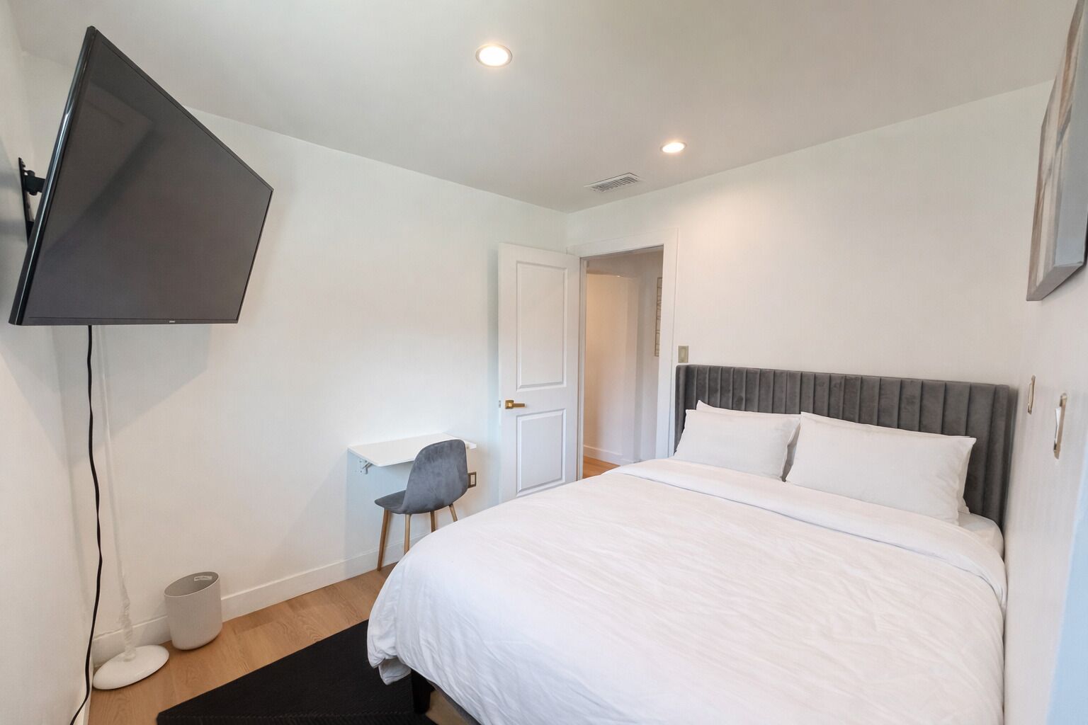 4 bedrooms, iron/ironing board, WiFi, bed sheets