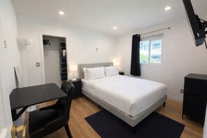 Room - Welcoming 4-bedroom house with AC in Long Beach (Long Beach)