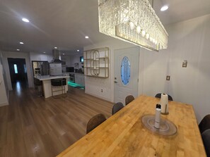 Dining - Welcoming 4-bedroom house with AC in Long Beach (Long Beach)