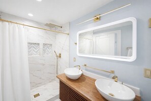 Bathroom - Welcoming 4-bedroom house with AC in Long Beach (Long Beach)