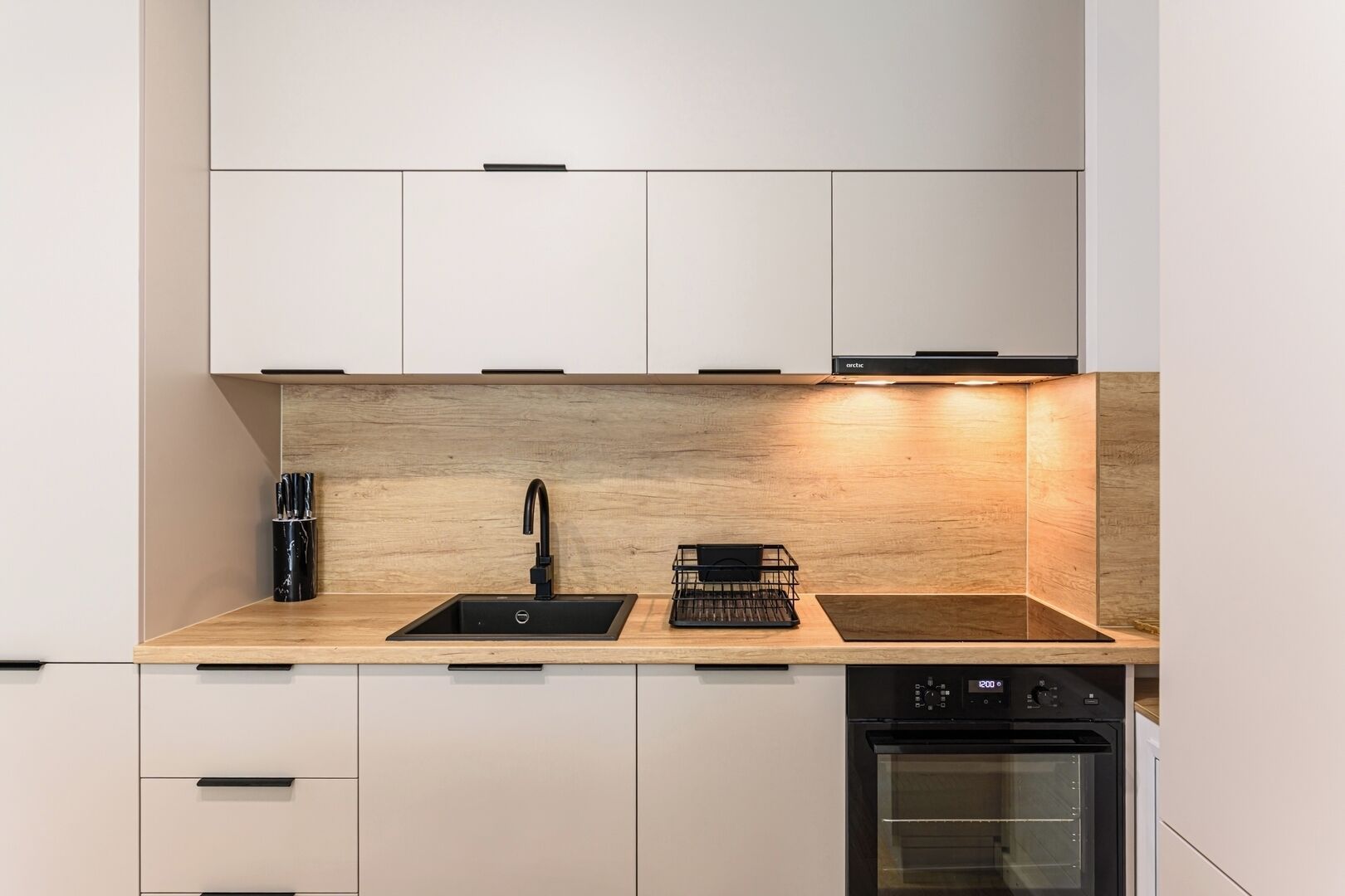 Wasserkocher mit Kaffee-/Teezubehör, Kühlschrank, Mikrowelle, Ofen