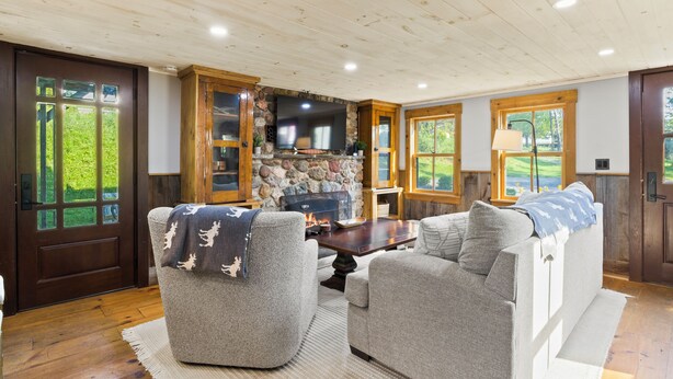 Living area - Beautiful Newly Renovated 1900s Farm House On 9 Acres (Rushville)