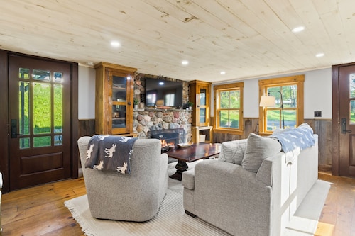 Beautiful Newly Renovated 1900s Farm House On 9 Acres