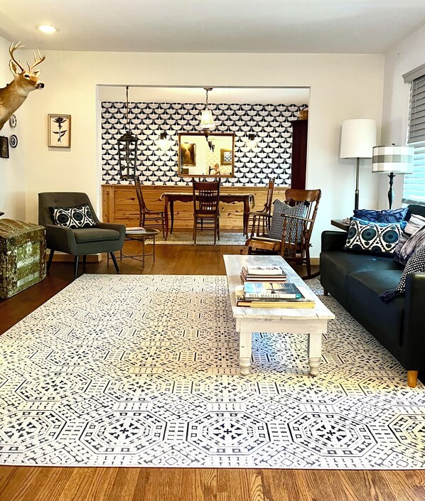 Living area - Beautiful Swiss / English Immigrant House 1750’s New Life in the Americas (Birmingham)