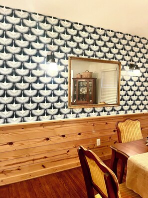 Dining - Beautiful Swiss / English Immigrant House 1750’s New Life in the Americas (Birmingham)